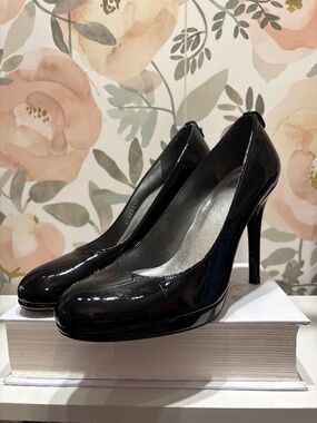 Stuart Whitman black pumps
